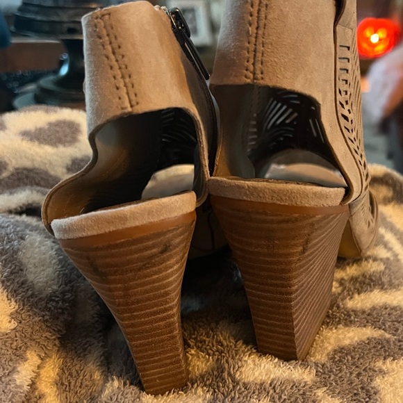Vince Camuto very stylish, cute and comfy ankle booties. - Picture 3 of 4